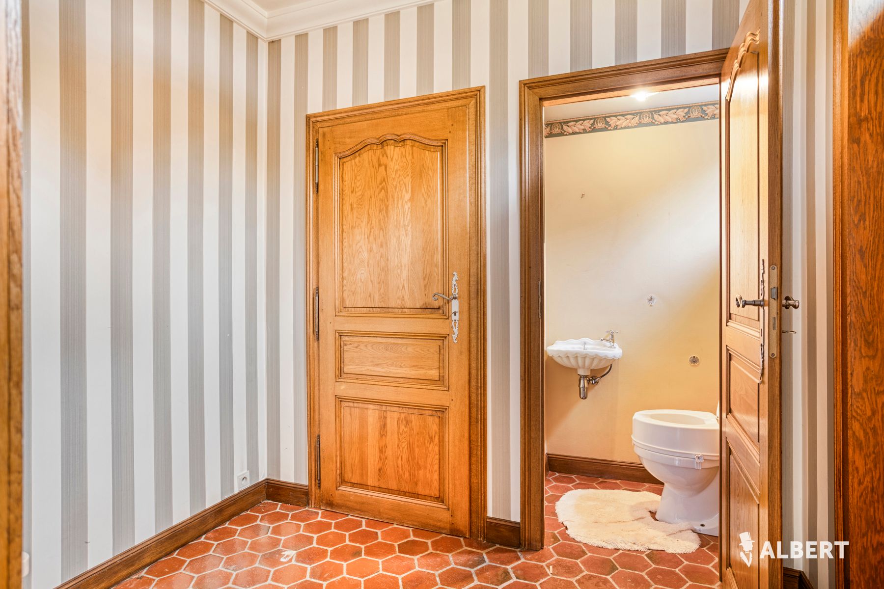 Bungalow met inrichtbare zolder op een ruim perceel foto 4