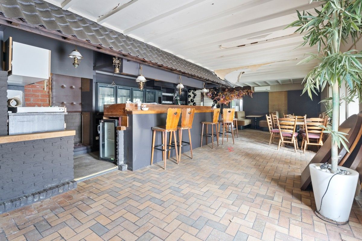 Ruime woning met handelspand te koop in De Panne foto {{pictureIndex}}
