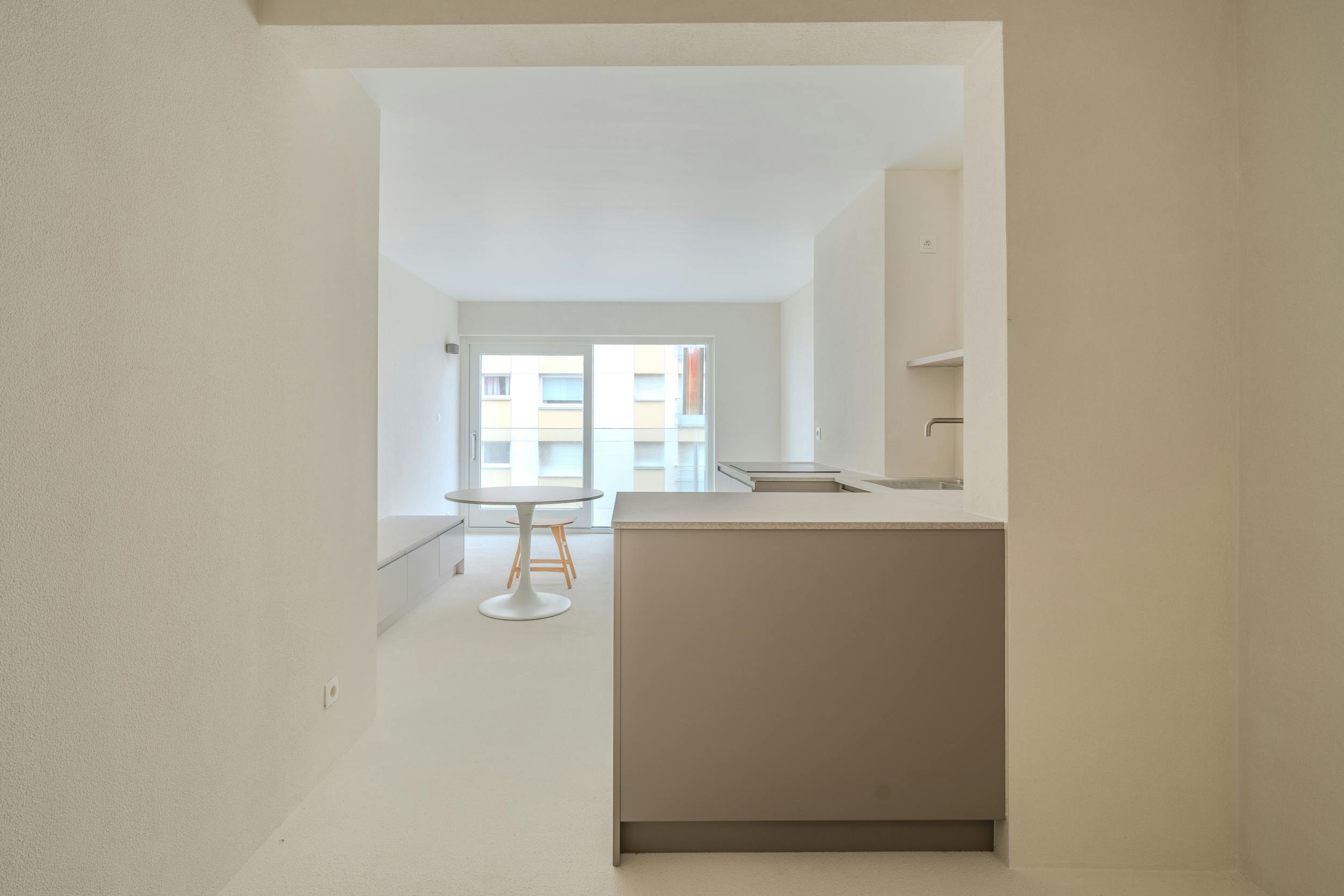 Prachtig gerenoveerde studio met slaaphoek en zijdelings zeezicht! foto 2