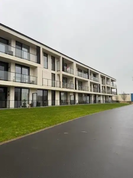 Prachtig 2-slaapkamerappartement op topligging aan het water TE HUUR! foto 2