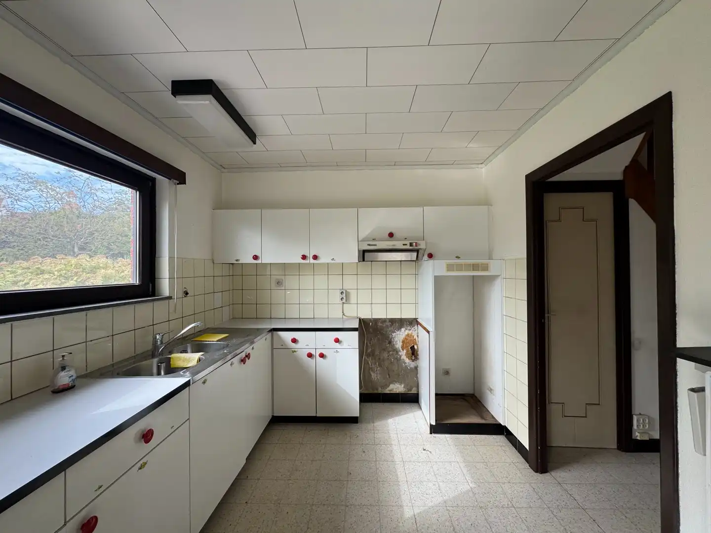 Te renoveren ruime gezinswoning met 5 slaapkamers op een rustige locatie te Heist. foto 6