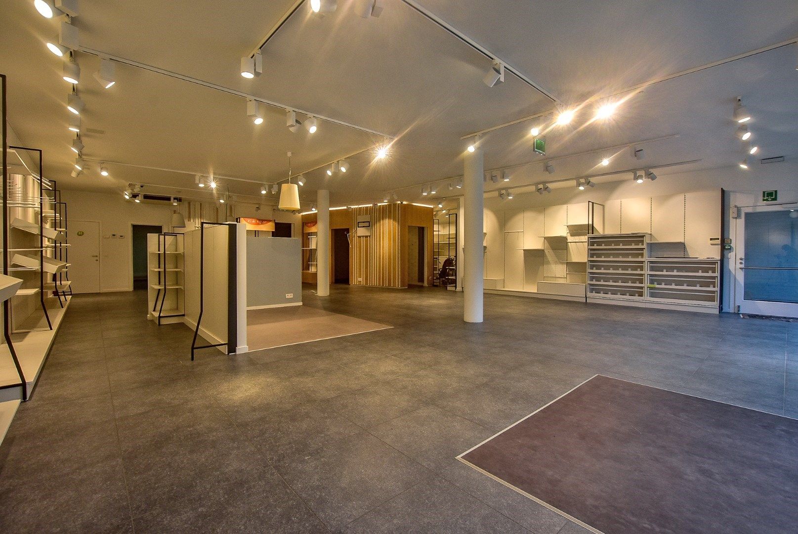 Gerenoveerd ruim handelsgelijkvloers te huur (324m²) in het centrum van Diksmuide.  foto 6