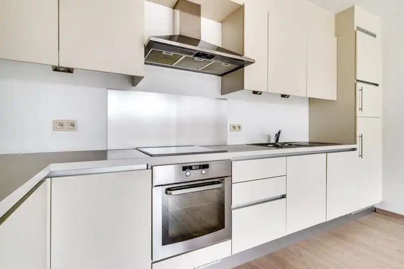 APPARTEMENT MET 1 SLPK +  TERRAS + STAANPLAATS foto {{pictureIndex}}