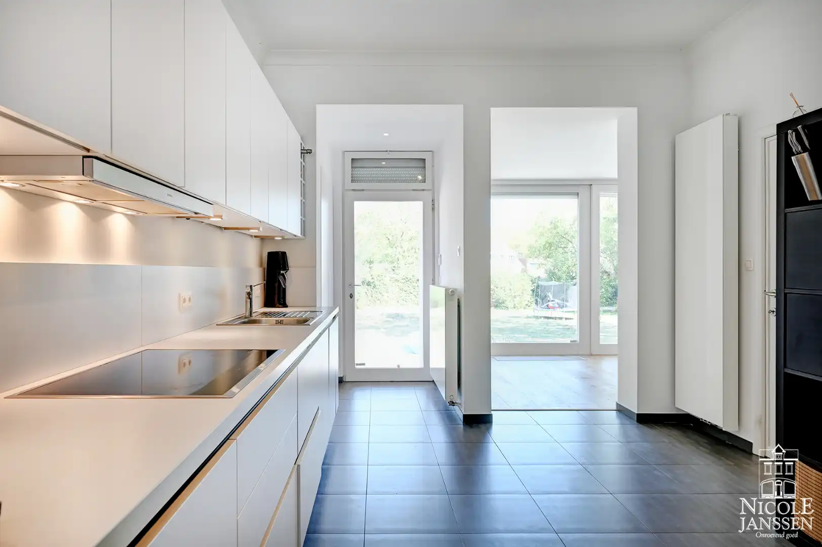 Ruim ingedeeld karakteristiek pand met garage en diepe tuin op een royaal perceel foto 10