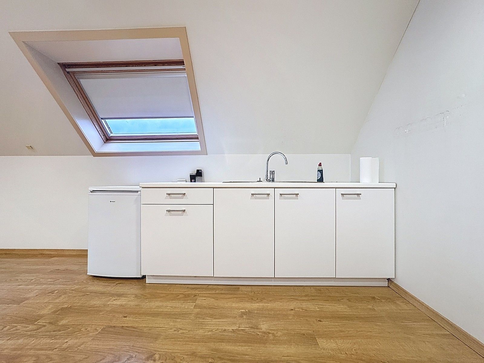 VOLLEDIG VERNIEUWDE en instapklare KANTOORRUIMTE op gelijkvloers (± 45m²)  met UITSTRALING op de markt van Knesselare! Ruime parkeergelegenheid langs de openbare weg. foto 8