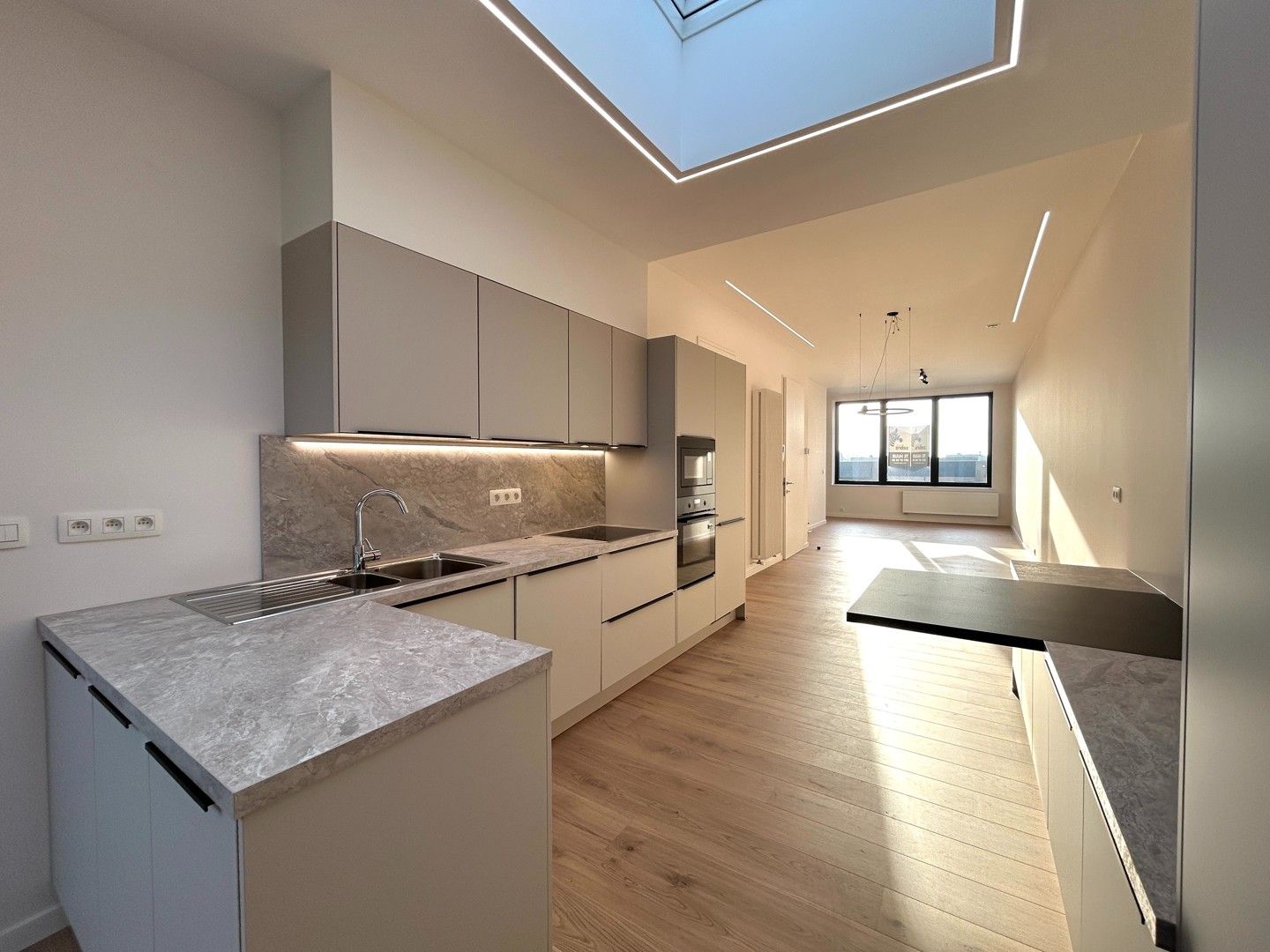 Volledig gerenoveerd duplex-appartement met 3 ruime slaapkamers te centrum Tielt! foto {{pictureIndex}}