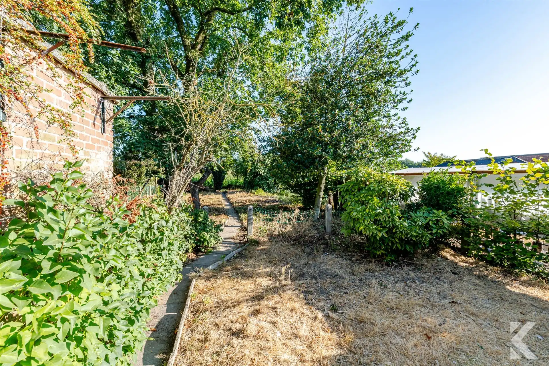 Ruime gezinswoning op 553 m² met garage en open zicht foto 4