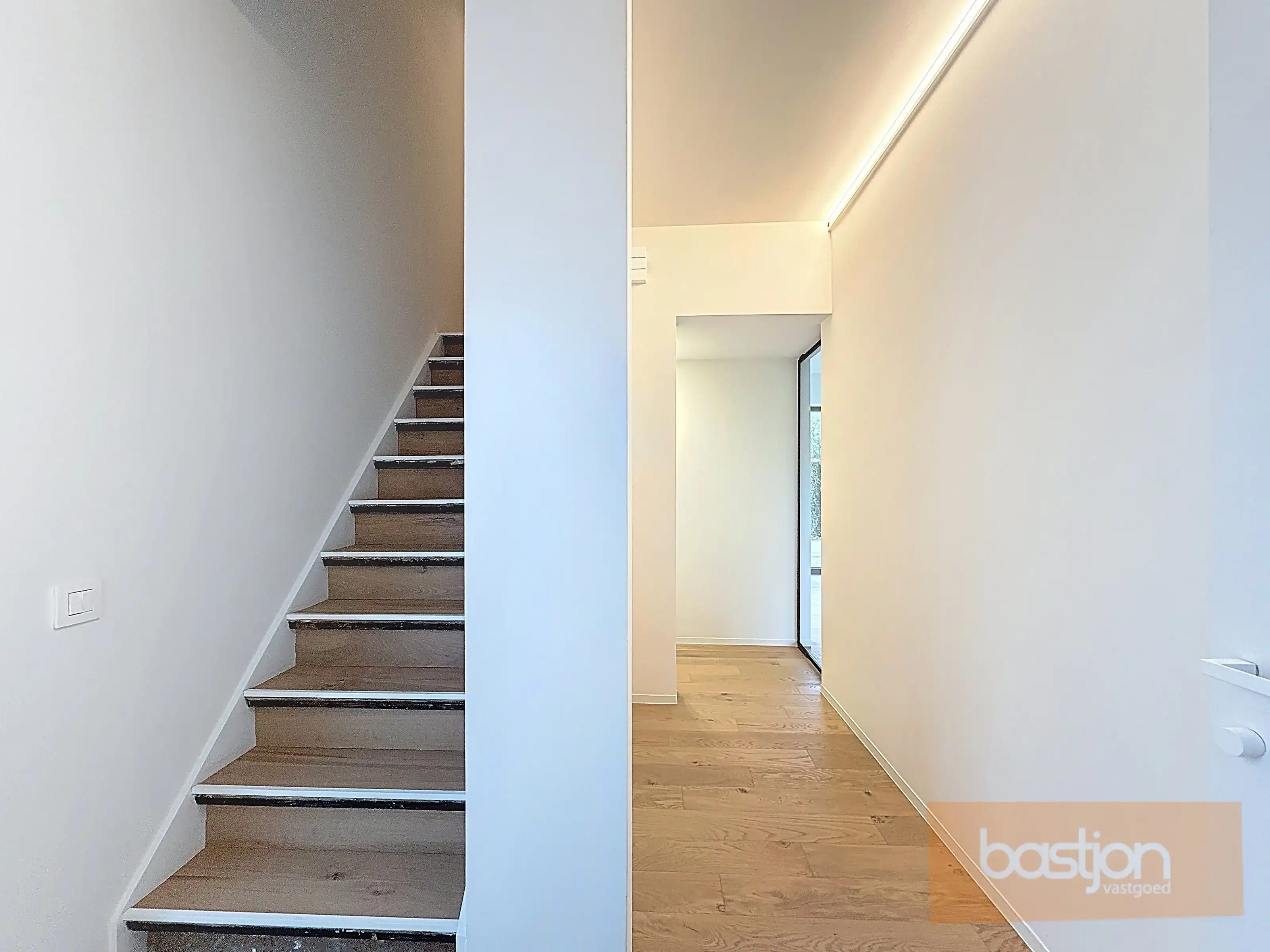 Volledig gerenoveerde, lichtrijke woning met uitzicht op het Preshoekbos foto 2