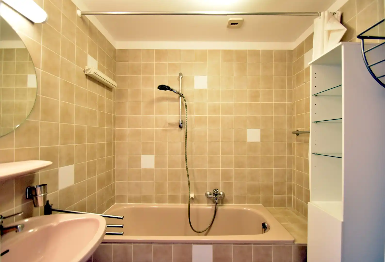 Zonnige studio te koop met zuidterras, in residentie op de Zeedijk foto 10