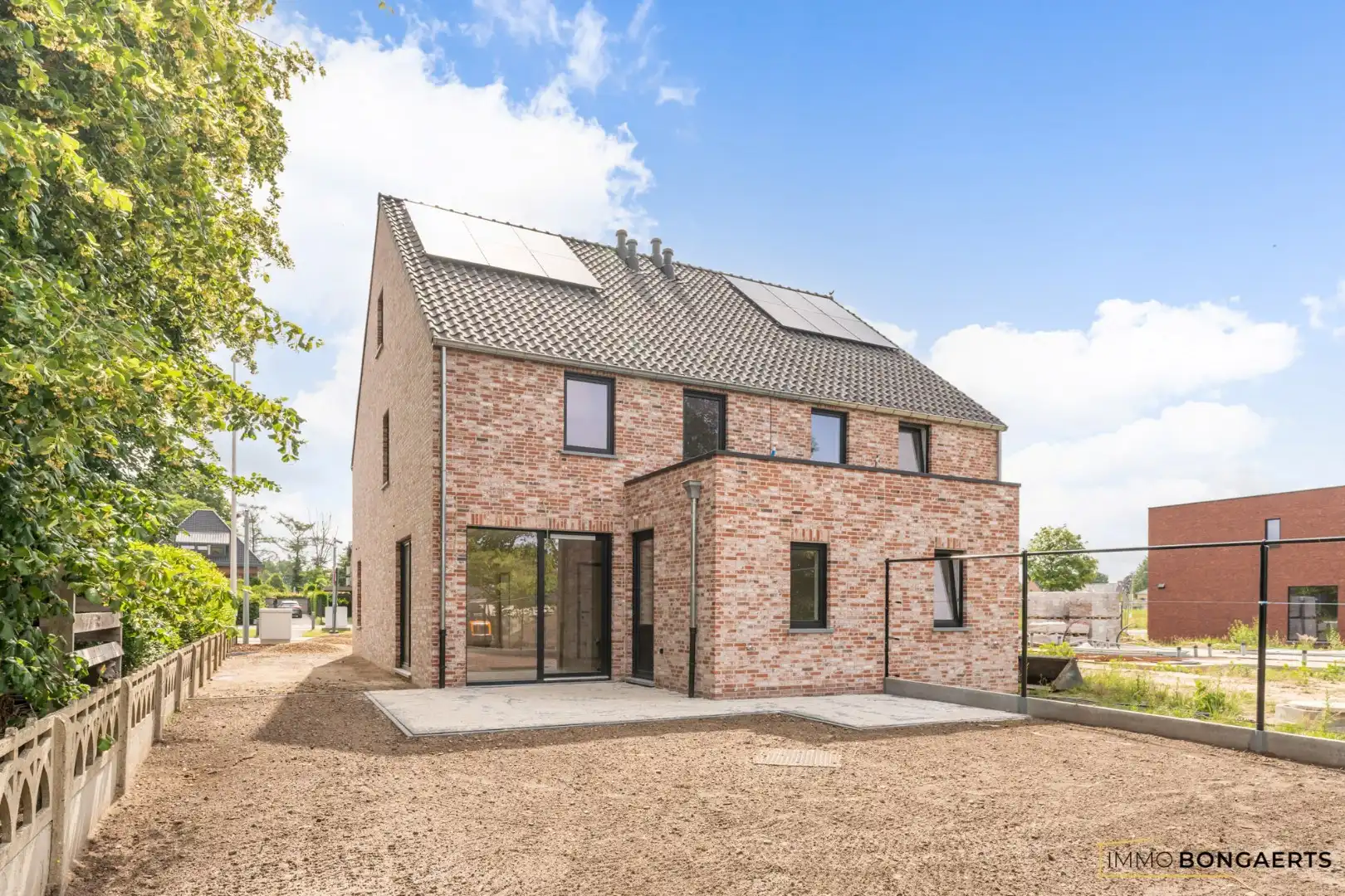 Nieuwbouwwoning met 4 slaapkamers foto 2
