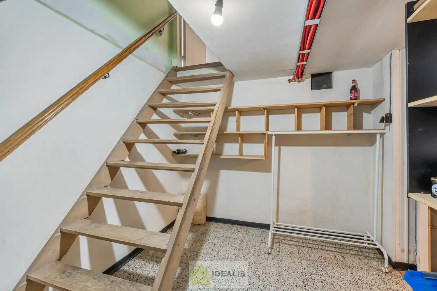 IDEALIS VASTGOED – EENGEZINSWONING MET EEN KNAPPE LEEFRUIMTE MET OPEN HAARD EN AANSLUITEND OPEN MODERNE KEUKEN, EEN HEERLIJKE VERANDA, MOGELIJKHEID TOT 4 SLAAPKAMERS, 2 BADKAMERS, 2 GARAGES EN EEN RUIM WERKHUIS MOMENTEEL INGERICHT ALS LOUNGERUIMTE, VOLLEDIG AANGELEGD MET EEN KNAPPE TUIN OP EEN PERCEEL VAN 8A 65CA! Deze ruime gezinswoning omvat +- 204m² netto bewoonbare oppervlakte met een aangename woonkamer bestaande uit zit-en eetgedeelte, een open moderne keuken, veranda, mogelijkheid tot 4 slaapkamers en 2 badkamers. Momenteel is de woning ingericht als 2 aparte woongelegenheden. Tevens beschikt de woning over een apart garagegebouw bestaande uit 2 garages met achterliggend een werkhuis momenteel ingericht als loungeruimte. Een unieke kans voor kandidaten op zoek naar een ééngezinswoning voorzien van alle faciliteiten op een fijne locatie tussen de centra van Oudsbergen, Bocholt, Bree en Peer! De huidige eigenaar heeft reeds een nieuw dak aangekocht. Dit wordt geplaatst voor de... foto 26