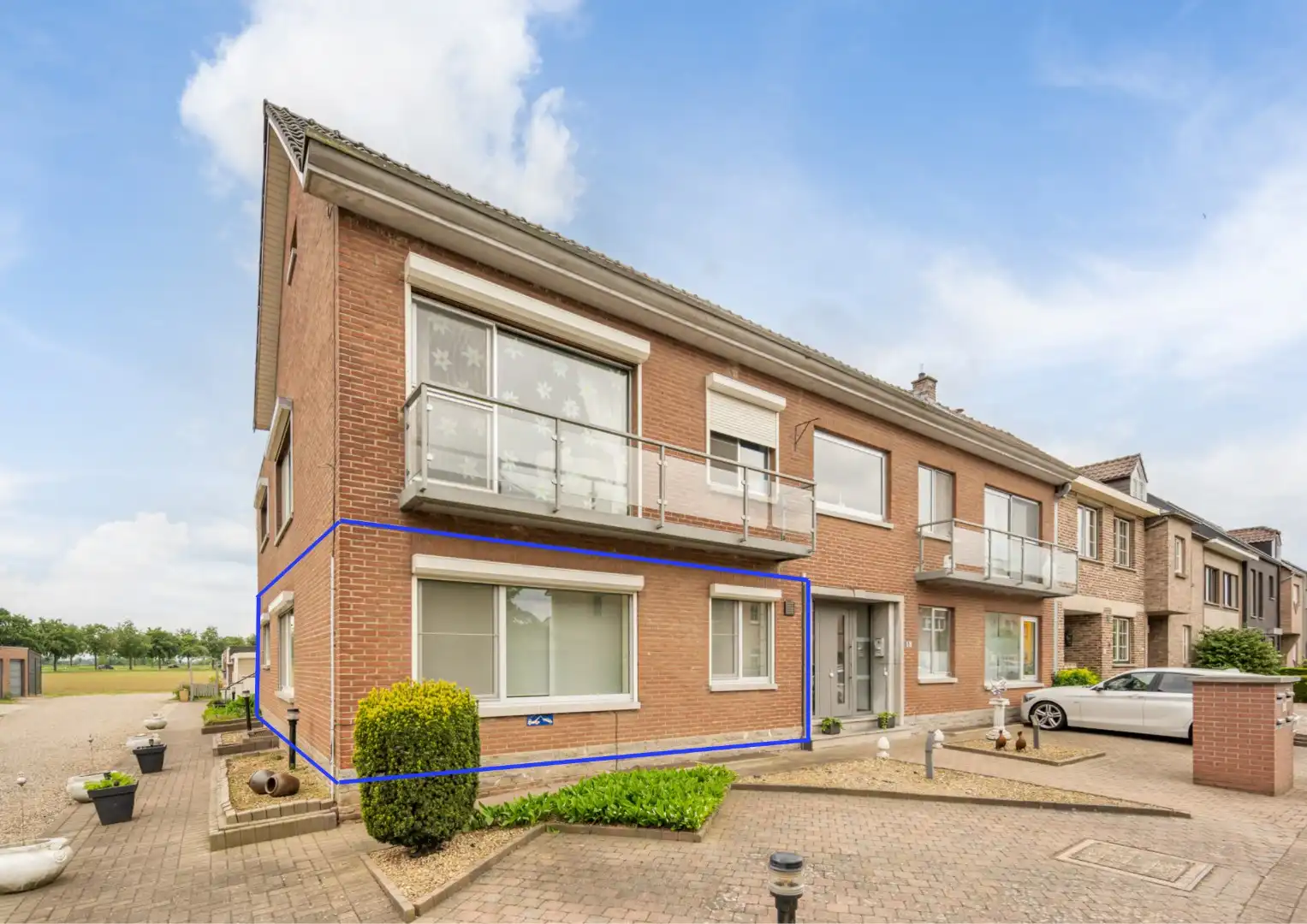 Hoofdfoto van de publicatie: Gelijkvloers, degelijk appartement met 2 slaapkamers, ruim terras, carport en garage.