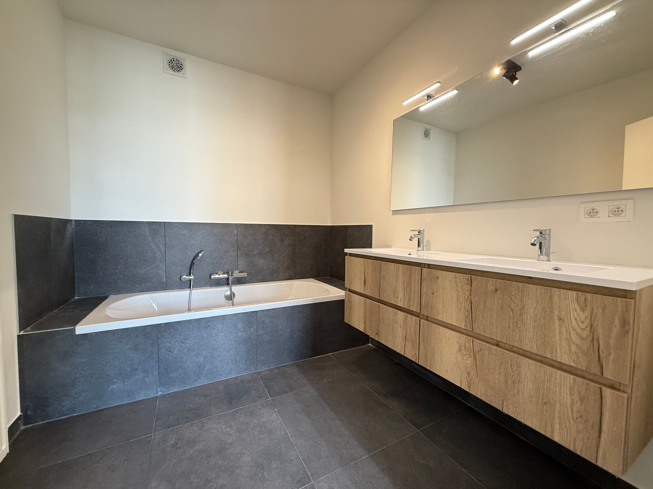 Modern nieuwbouwappartement met 3 slaapkamers op toplocatie in Ooigem. foto 7