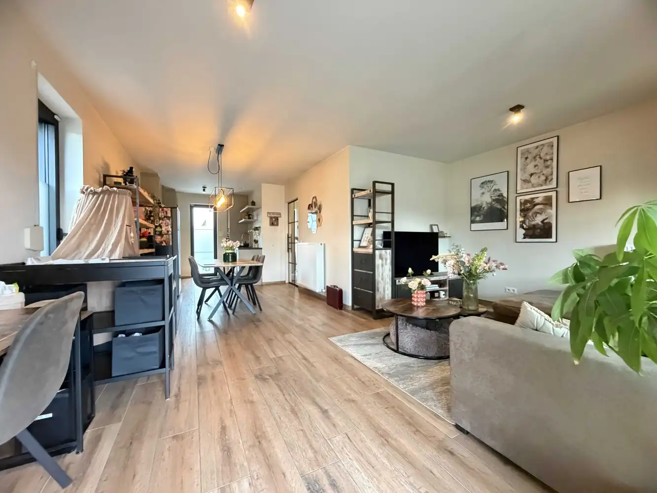 Rustig gelegen recente woning op een perceel van 4a 60ca foto {{pictureIndex}}