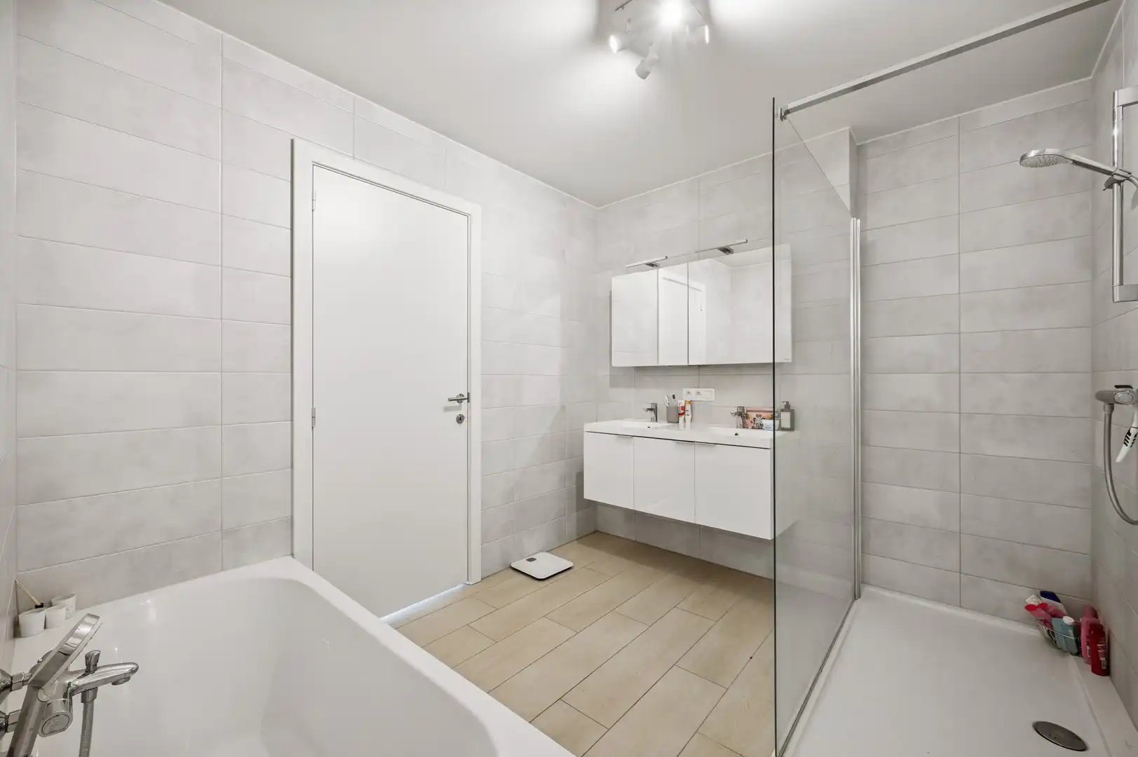 Modern 1-slaapkamerappartement met terras foto 13