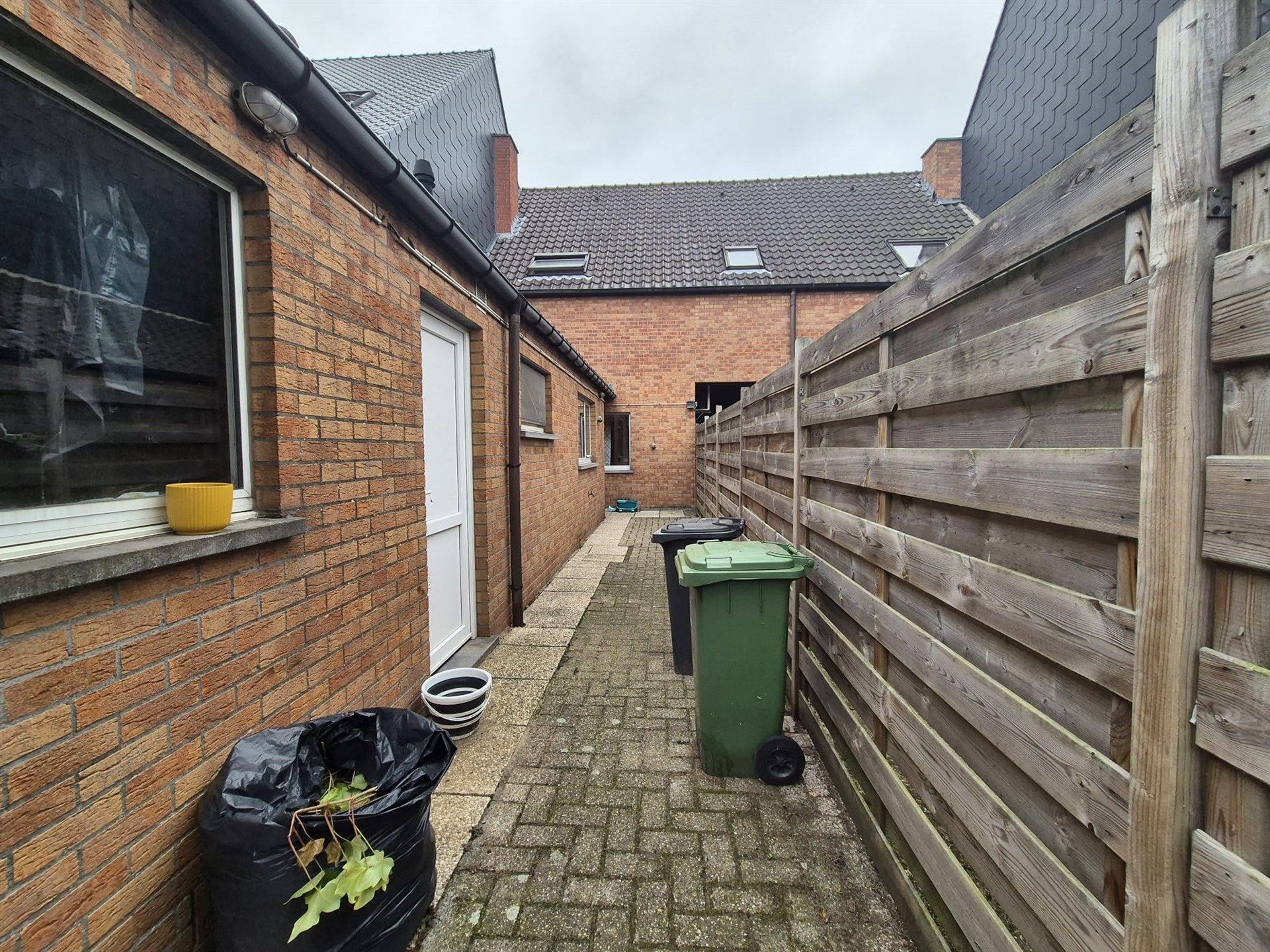 Centraal gelegen 2 slaapkamer woning met koer. foto 12