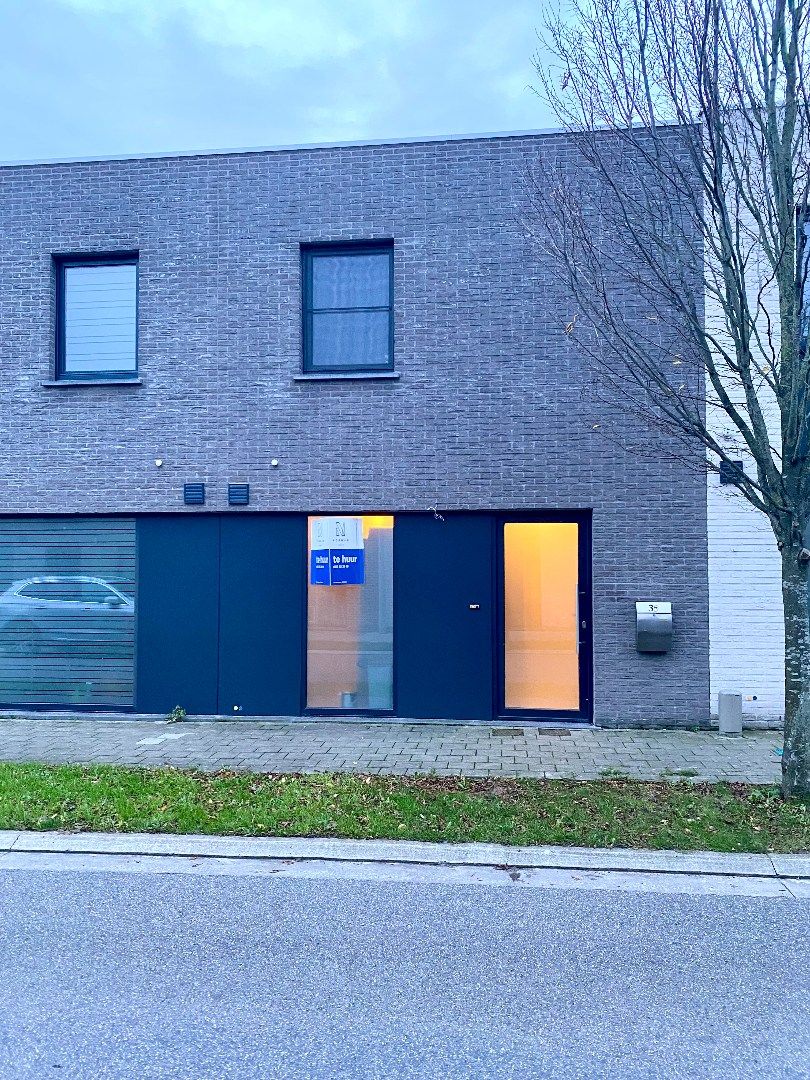 Recente woning in rustige buurt met 3 slaapkamers, zuidgerichte tuin en carport in Heule foto {{pictureIndex}}