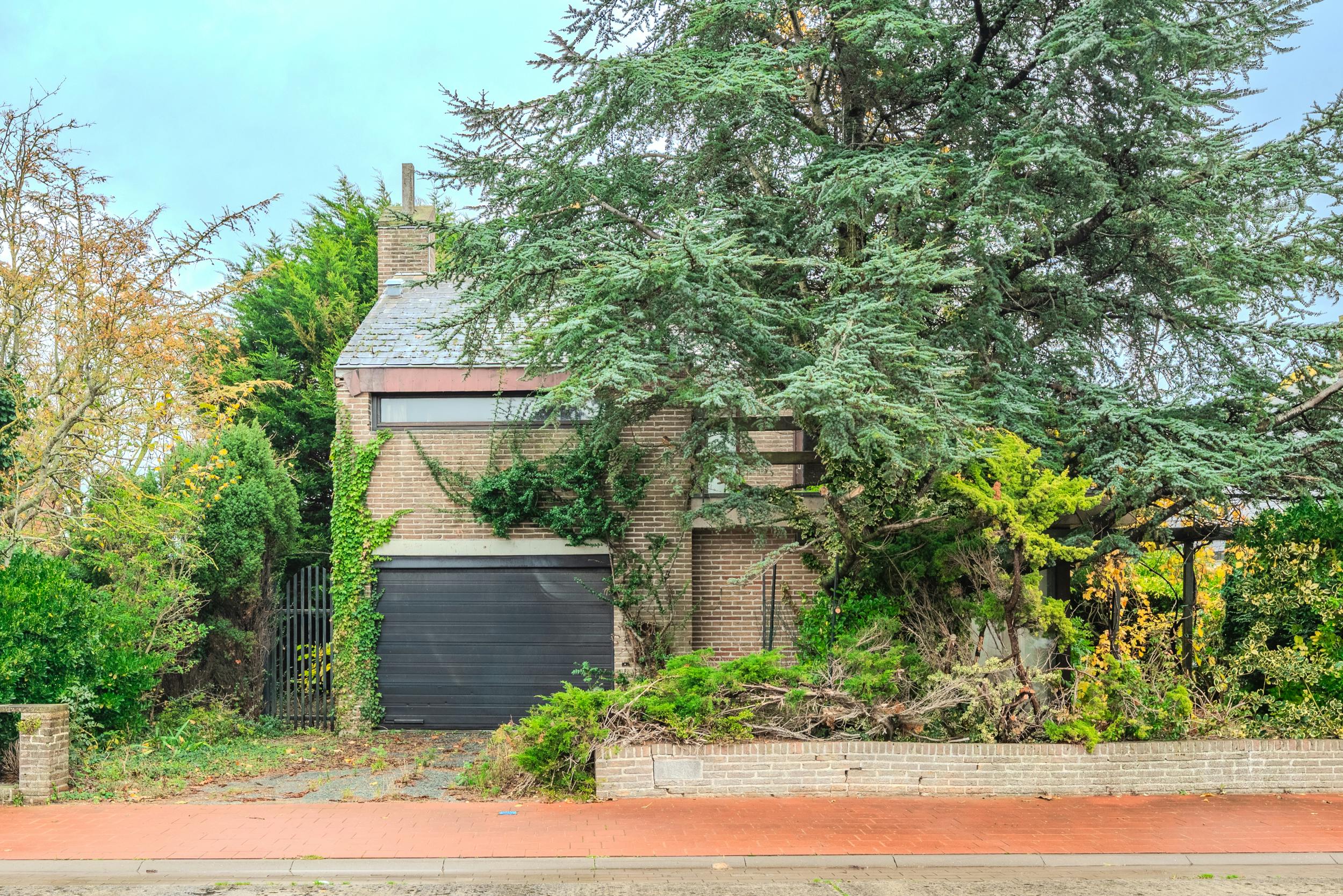 Hoofdfoto van de publicatie: Te renoveren villa te Oostende