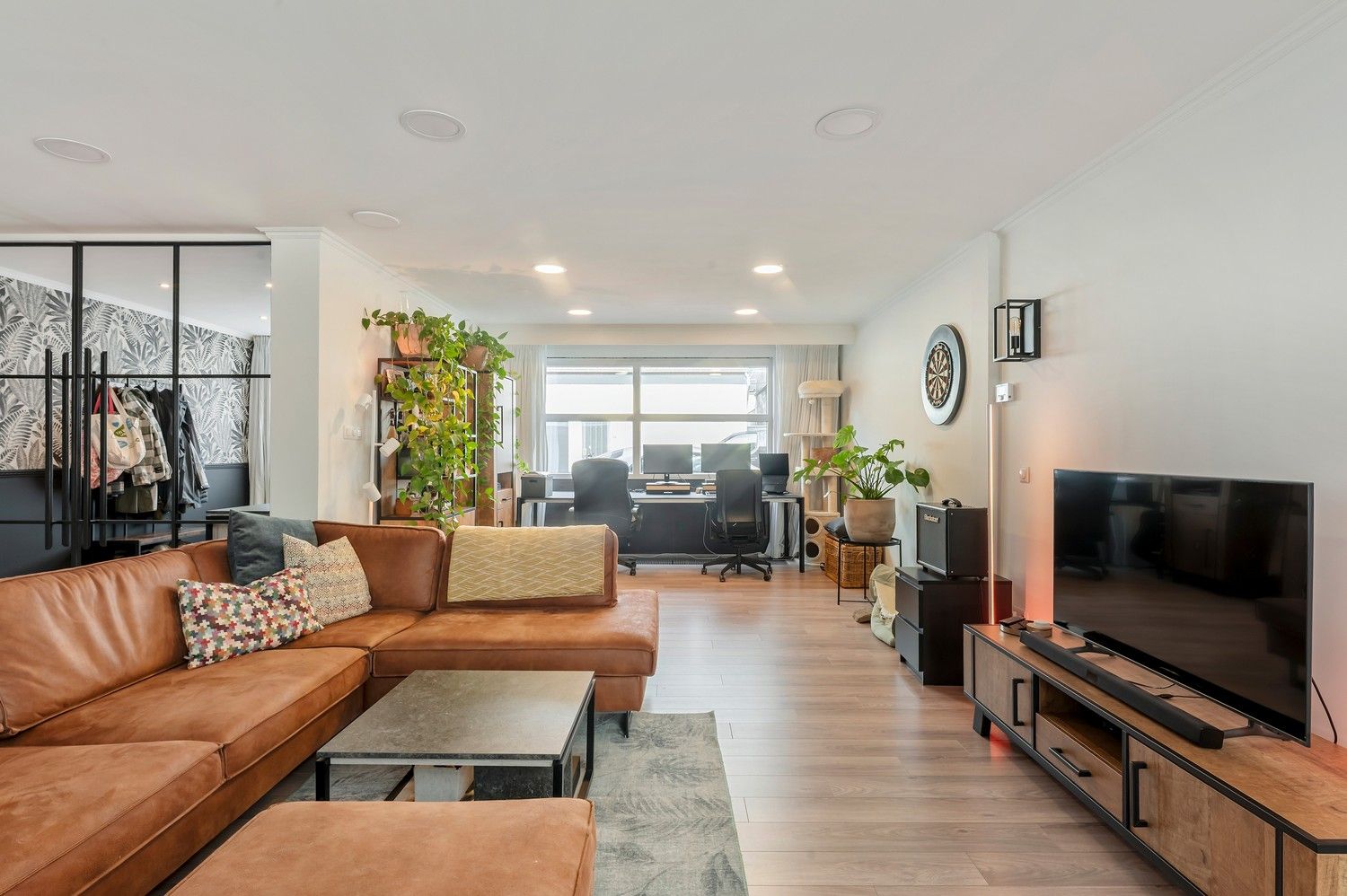 Uitzonderlijk gelijkvloers appartement met royale kelder en twee carports. foto 9