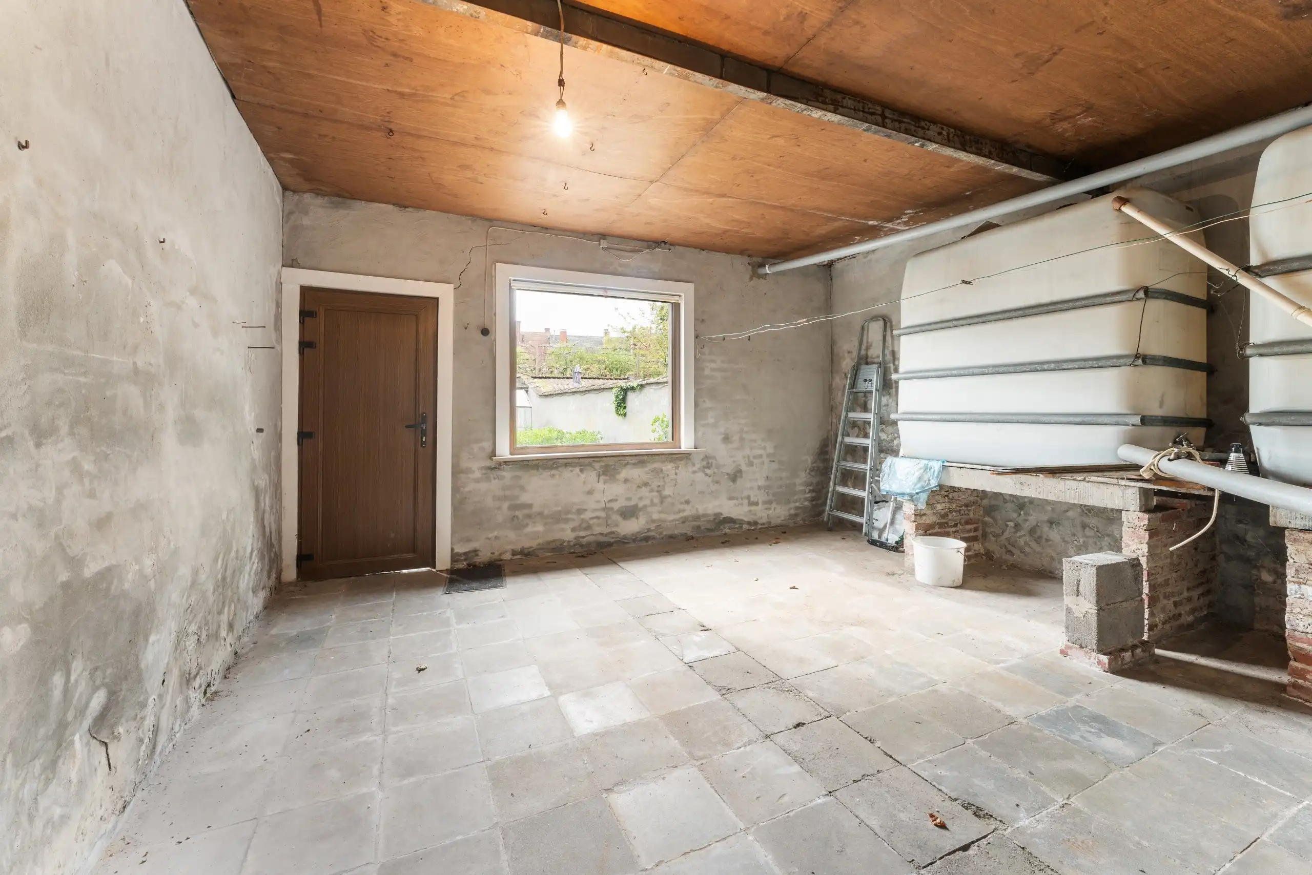 Zeer ruime te renoveren woning in centrum met 5 slpks. & tuin foto 9