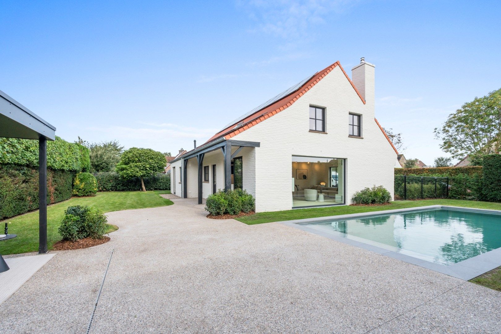 Gerenoveerde villa met zwembad vlakbij het strand foto 2