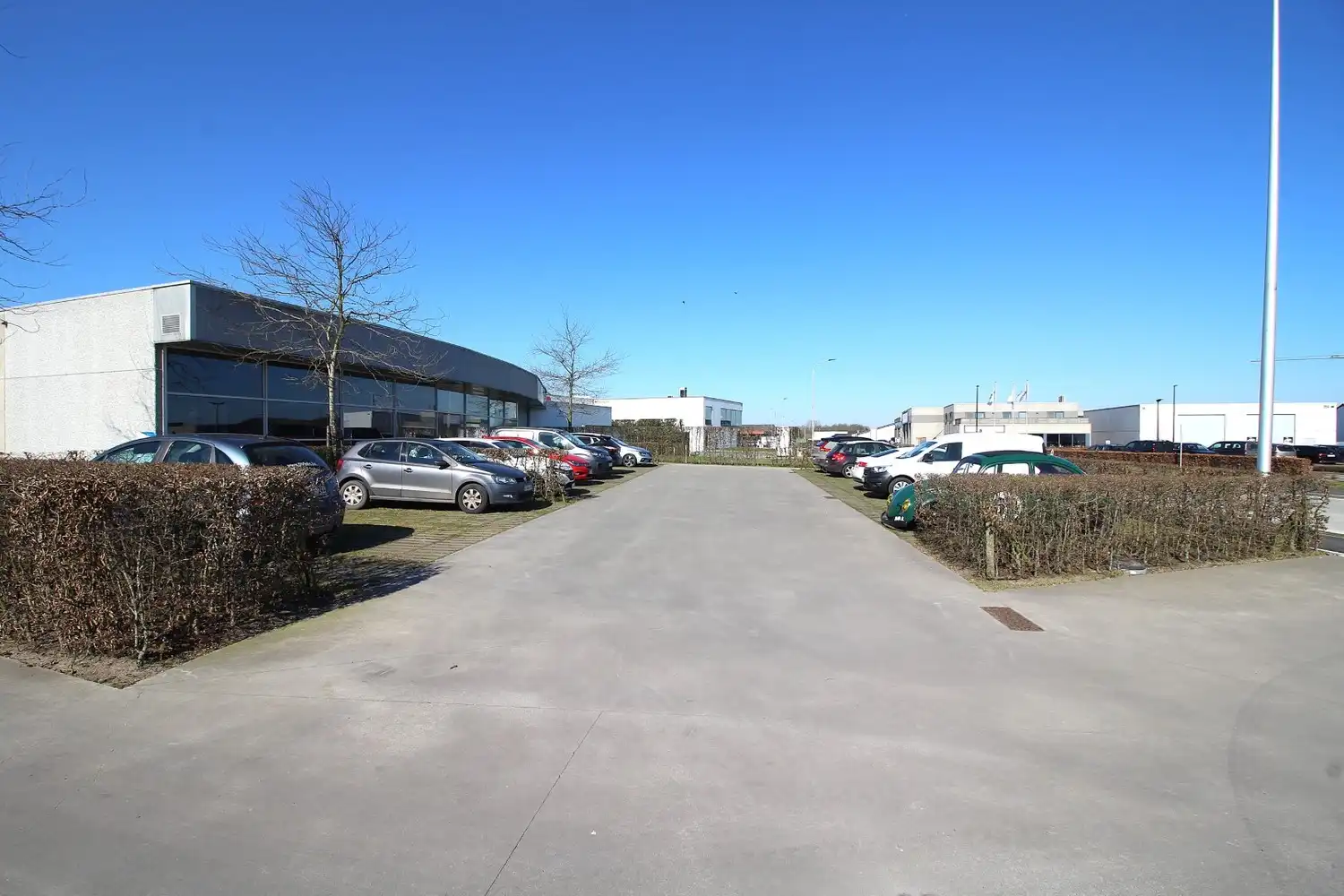 bedrijfsgebouw | 960m² showroom, kantoren en 840m² magazijnruimte. foto 3