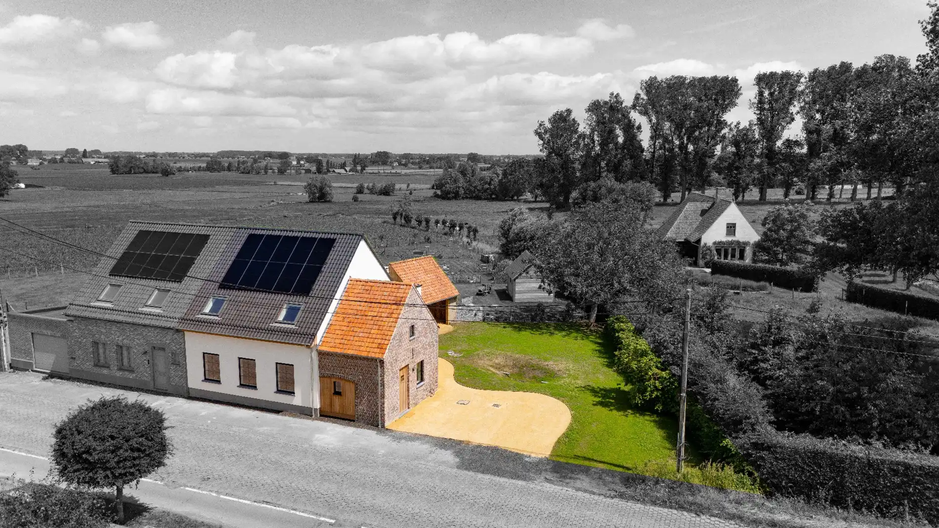 PRACHTIG TOTAAL GERENOVEERDE GEZINSWONING MET 3 SLAAPKAMERS foto {{pictureIndex}}
