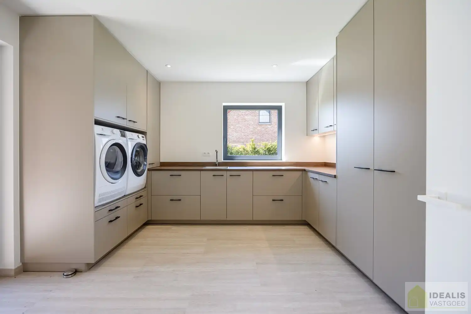 IDEALIS VASTGOED – Schitterend volledig vernieuwde woning (+- 220m²) met een heerlijke open leefruimte, 3 ruime slaapkamers, luxueuze badkamer, ruime wasplaats op een fijn zuid georiënteerd perceel! Dit heerlijke huis bevindt zich op een knap perceel van 8a 69ca in een heerlijk rustige en groene omgeving! - EEN MUST VISIT! - foto 13