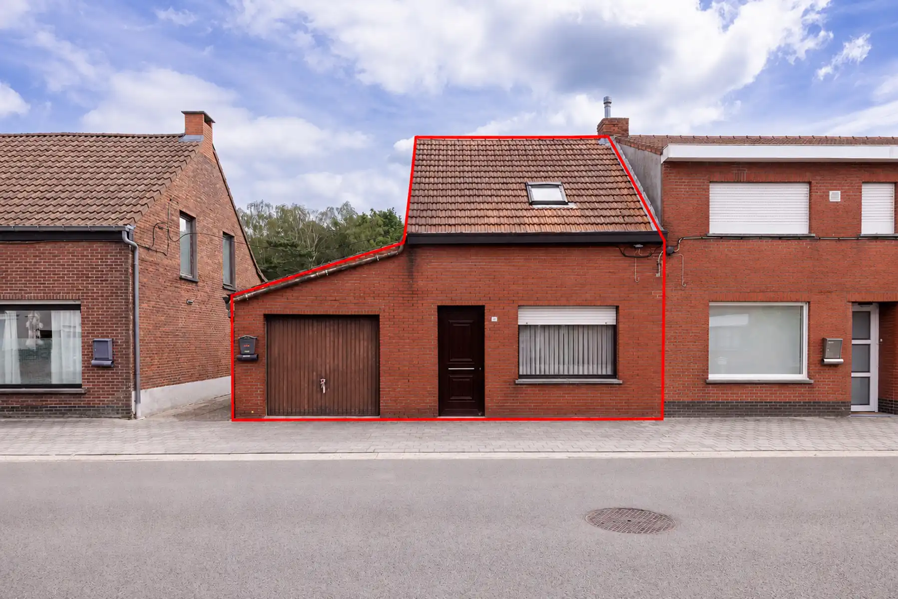 Hoofdfoto van de publicatie: Volledig te renoveren woning met 2 slpks en garage op 540m2