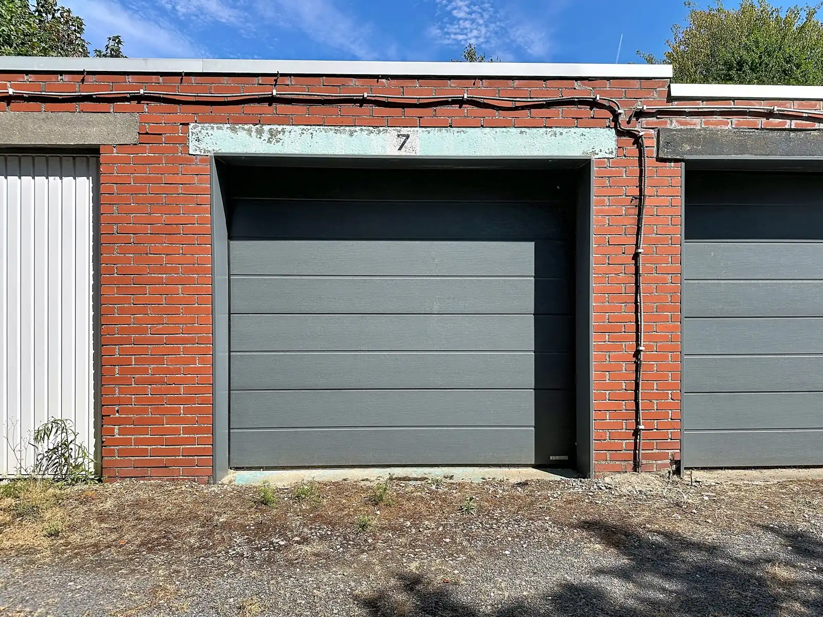 Garagebox met automatische poort foto {{pictureIndex}}