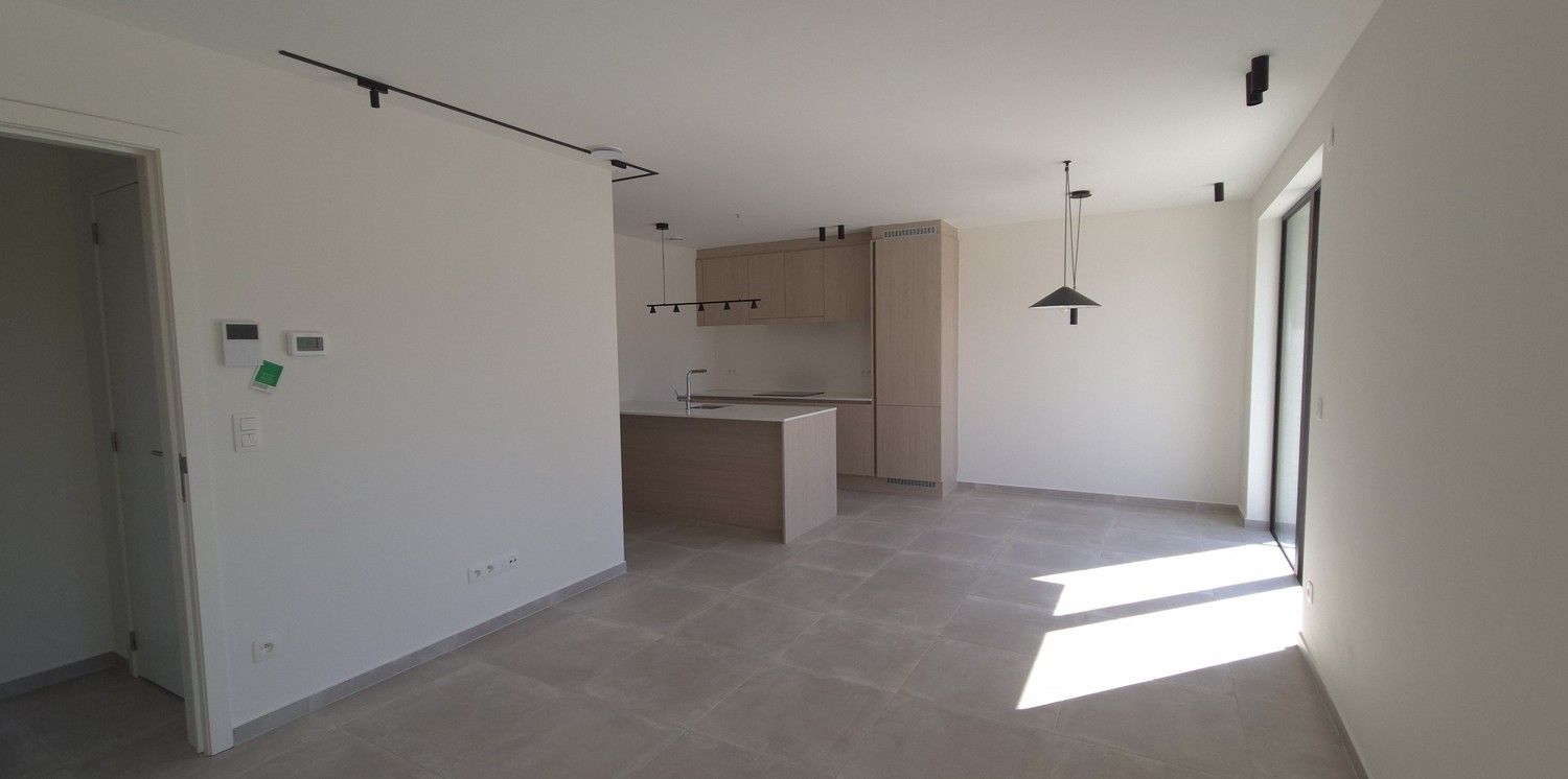 Stijlvol gelijkvloers nieuwbouwappartement met 2 autostaanplaatsen en kelder foto 3