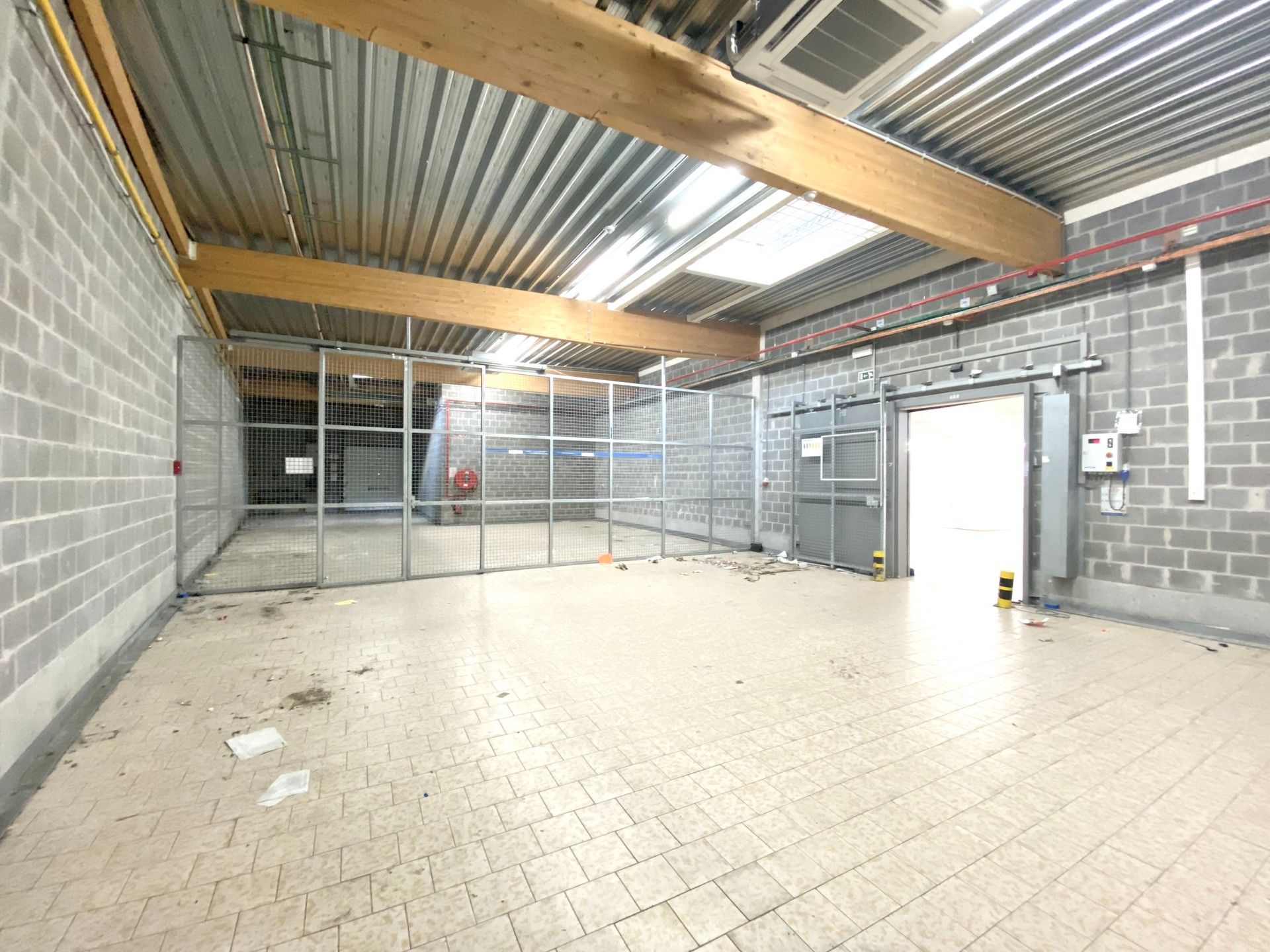BAANWINKEL / COMMERCIEEL GEBOUW MET PARKING foto 15