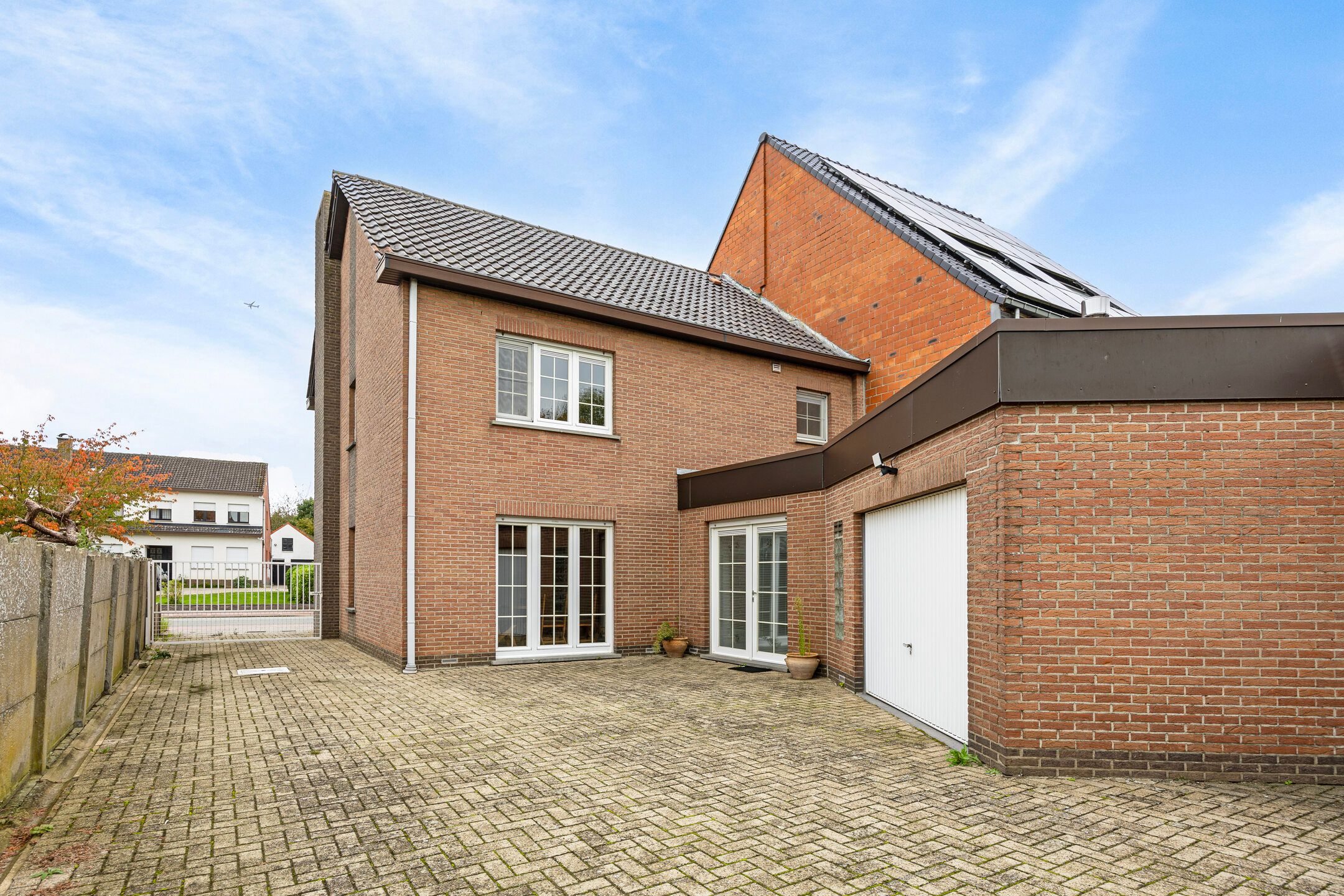 Instapklare woning met 4 slaapkamers en volop mogelijkheden, vlak bij het dorpscentrum foto 2