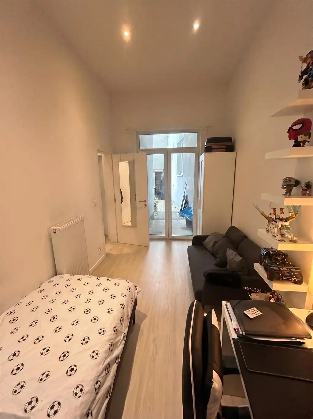 Instapklaar gelijkvloers appartement met stadskoer foto 11