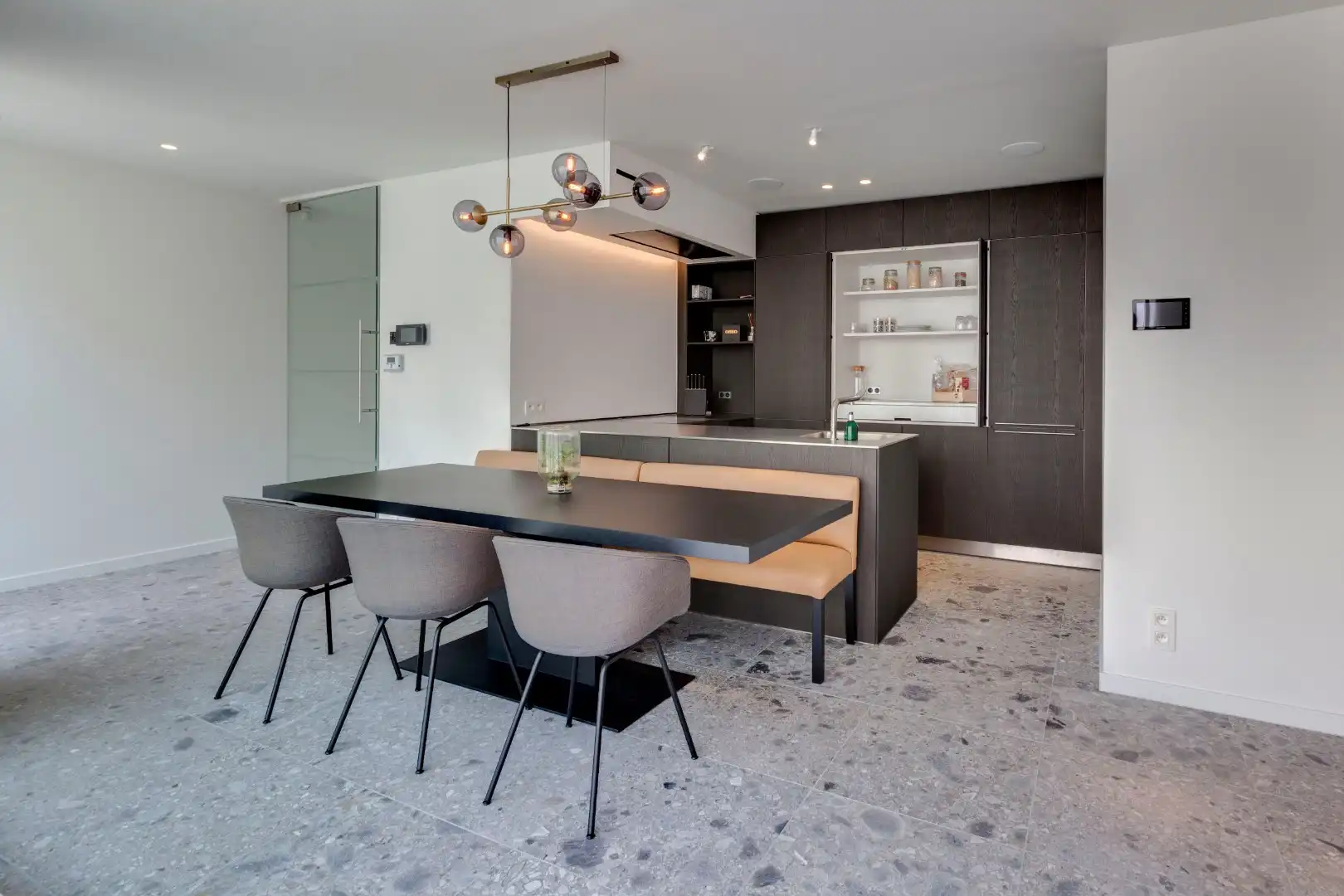 Gemeubeld en luxueus appartement  met parking te Kouterdreef  foto 11