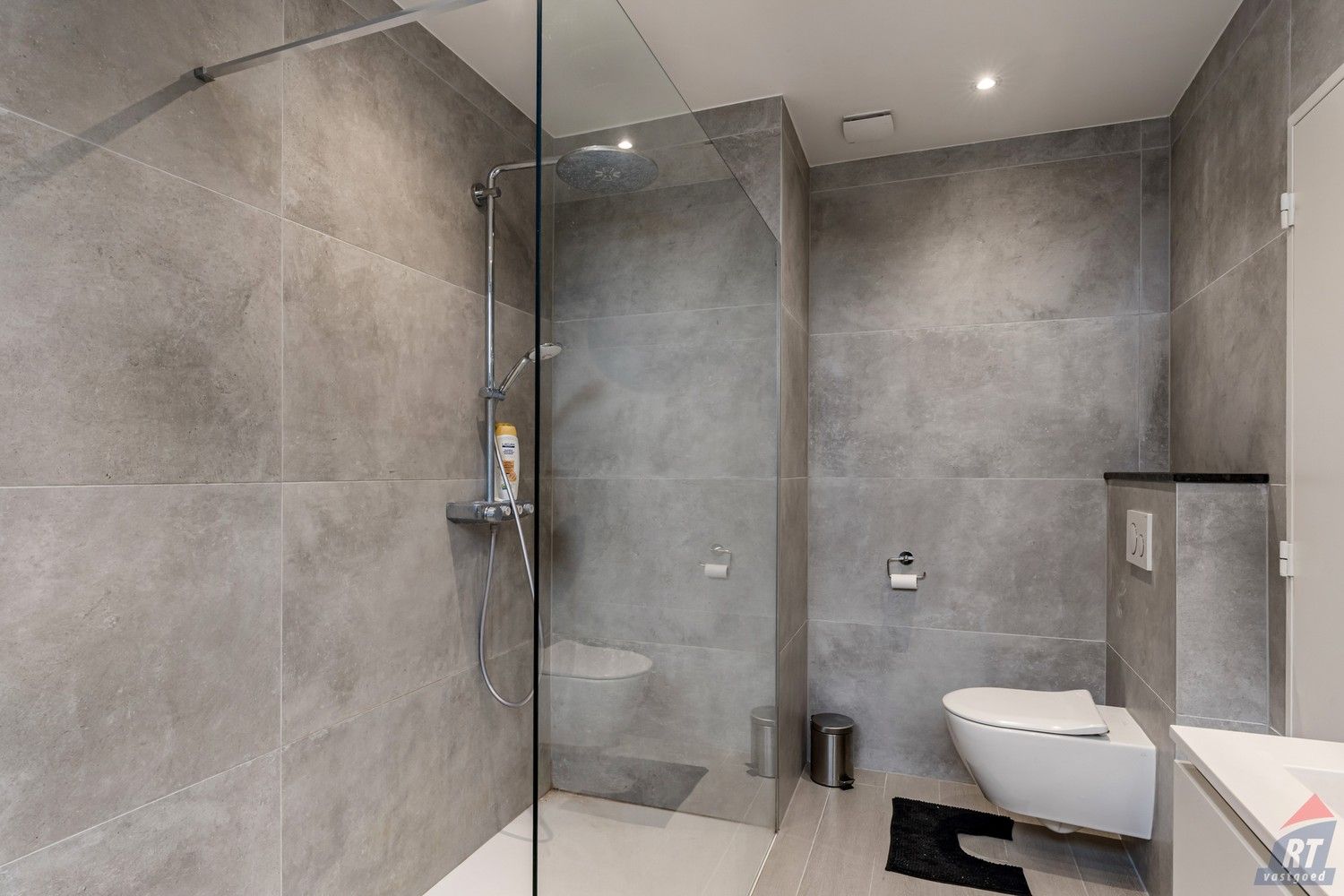 Opbrengsteigendom bestaande uit 2 handelsruimtes en een ruim appartement foto 8