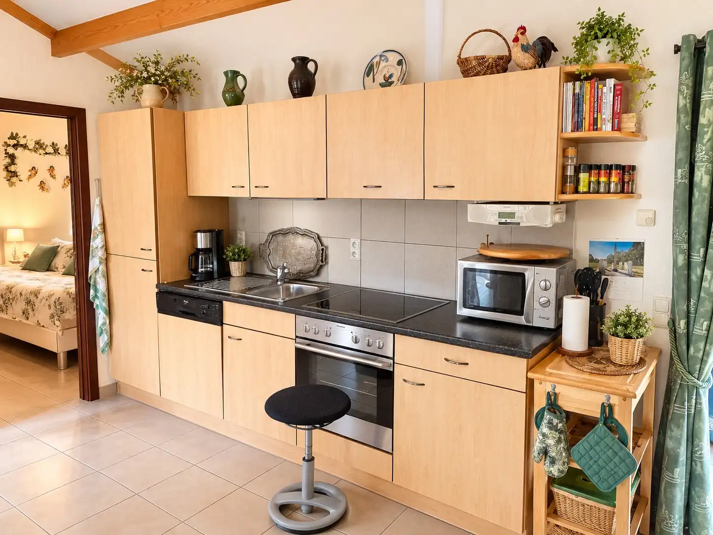 Charmante, licht op te frissen polderwoning te De Haan. foto 3