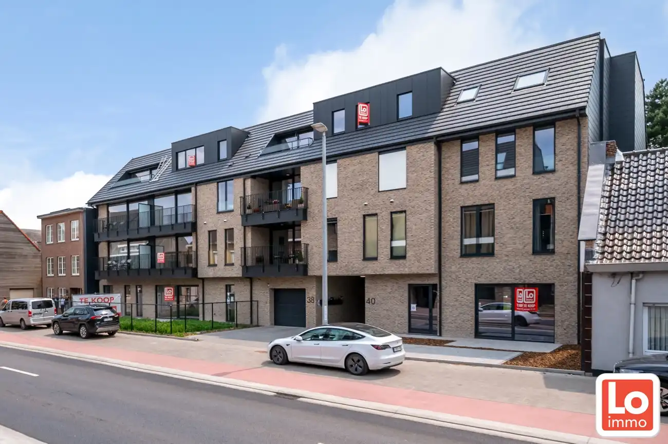 Casco handelsruimte van totaal +/- 150m² in centrum Zeveneken-Dorp! foto {{pictureIndex}}