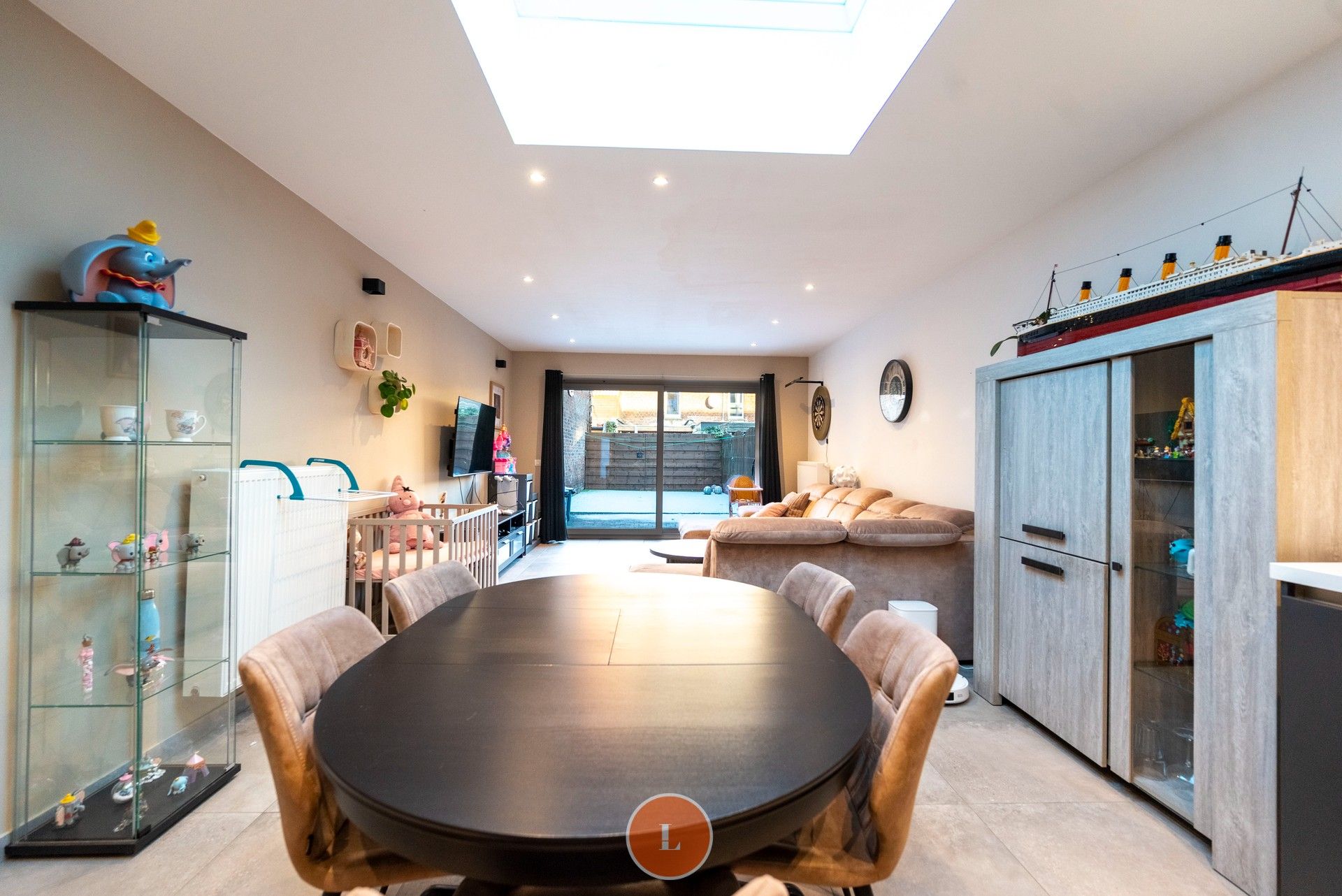 Totaal gerenoveerde gezinswoning met 4 kamers. foto 2