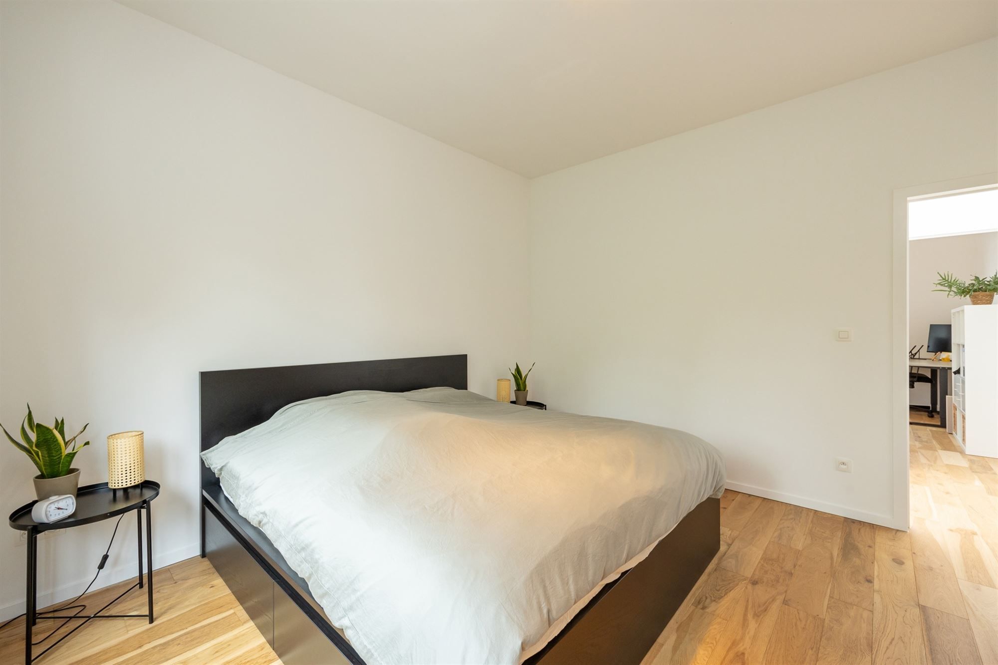 Modern gerenoveerde woning met 2 slpkmrs. en tuin foto 16