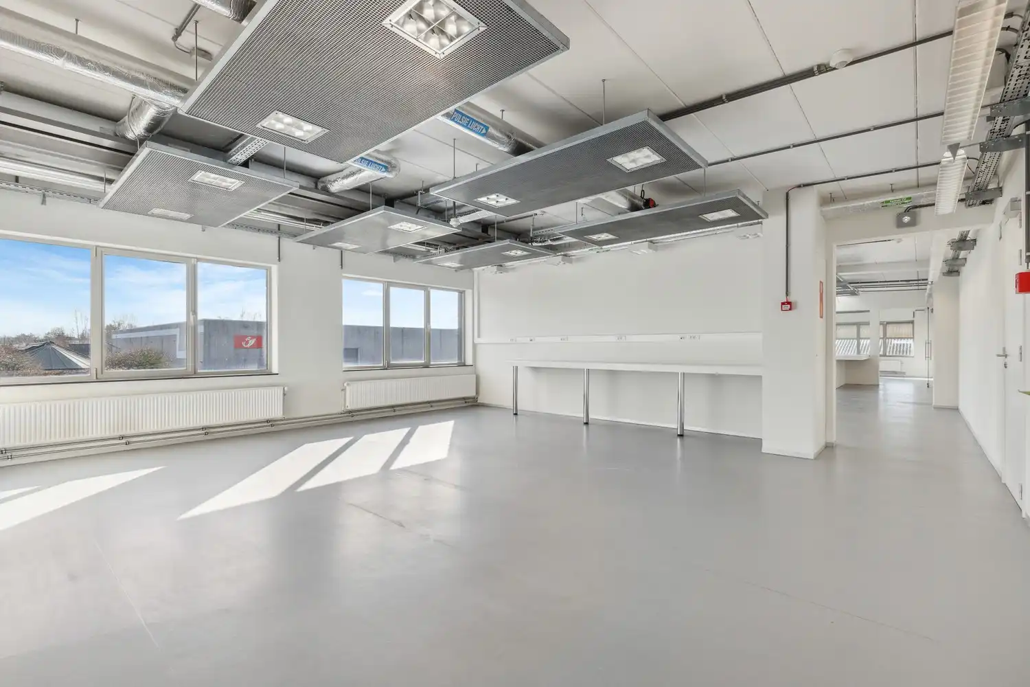 Veelzijdig kantoorgebouw met ruime parking op 2433 m² foto 22