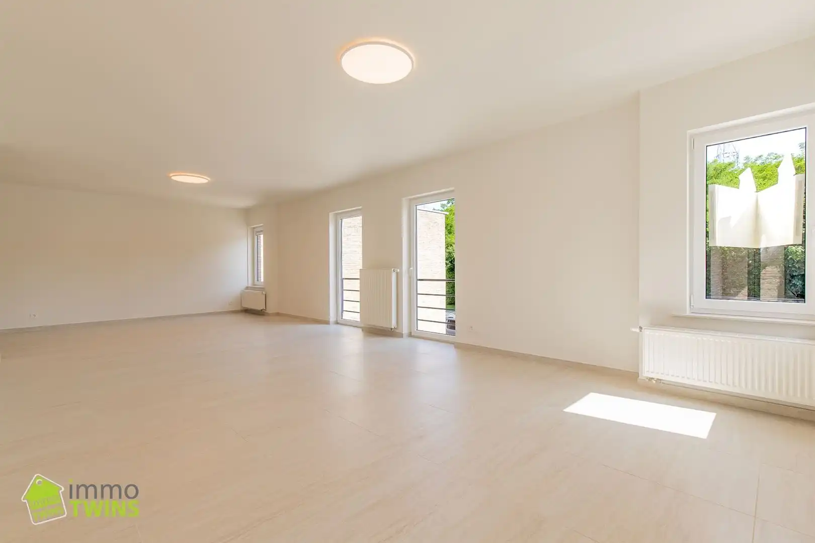 Ruim totaal gerenoveerd appartement van 119 m² met terras, staanplaats en garage te Appels bij Dendermonde foto 2