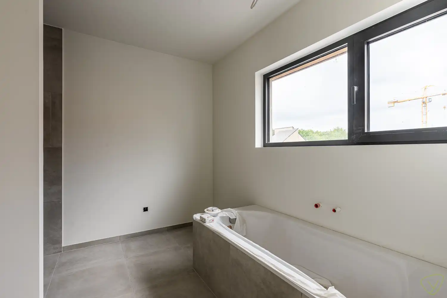 Moderne nieuwbouwwoning met tuin en zonnig terras in groene omgeving foto 14