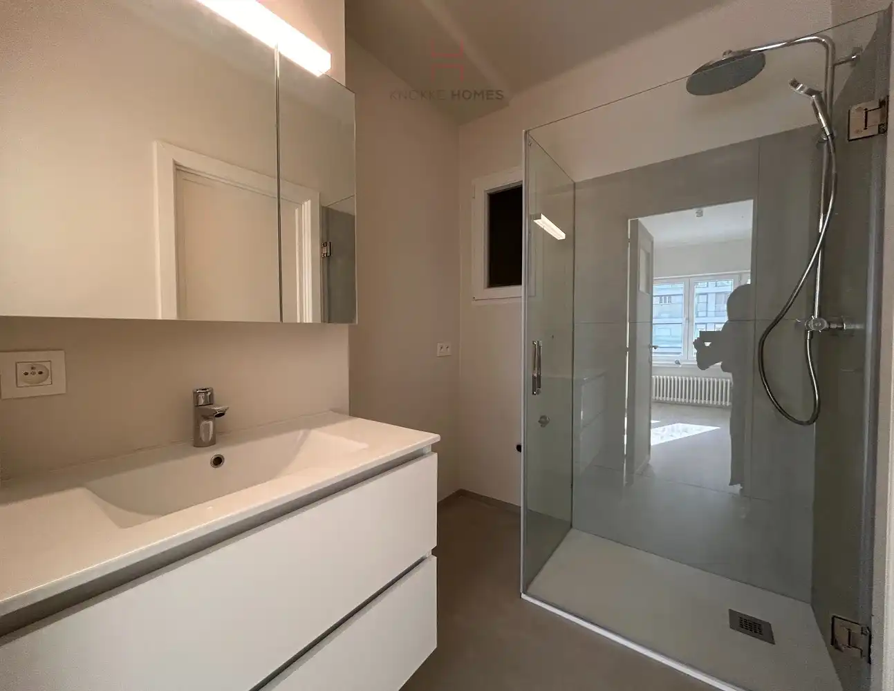 Volledig gerenoveerd twee slaapkamer appartement met zijdelings zeezicht foto 9