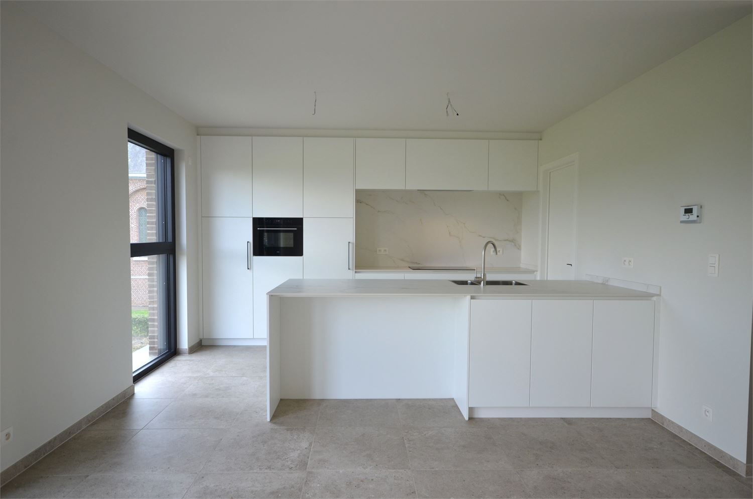IDEALIS VASTGOED – ZEER RUIM NIEUWBOUWAPPARTEMENT, MET PRACHTIG GROEN VERGEZICHT, VOORZIEN VAN RIANTE WOONRUIMTES, 2 RUIME SLAAPKAMERS, VOLLEDIG INGERICHTE KEUKEN  VOORZIEN VAN ALLE APPARATUUR MET AANSLUITENDE BERGING, LUXE BADKAMER, ZEER RUIME KELDERBERGING EN EEN ONDERGRONDSE AUTOSTANDPLAATS. foto 6