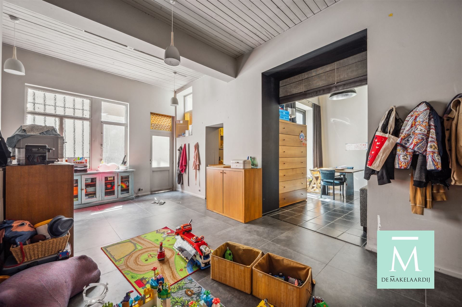 Appartementsgebouw met handelspand op het gelijkvloers foto 4