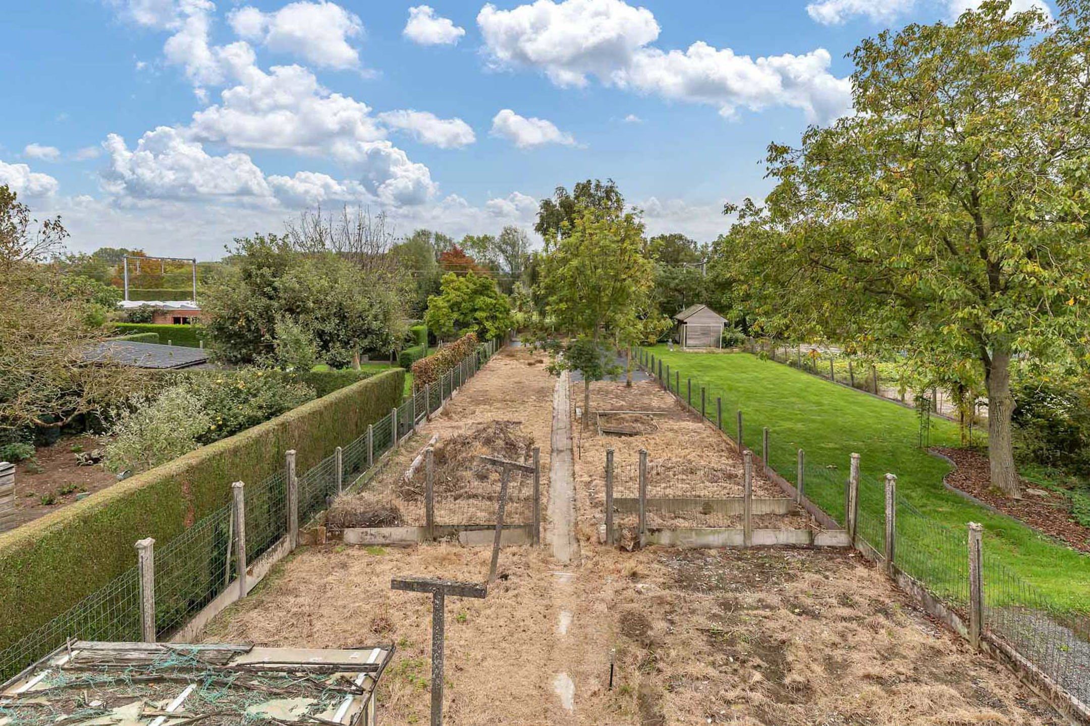 Halfopen woning met veel potentieel op ruim perceel foto 14