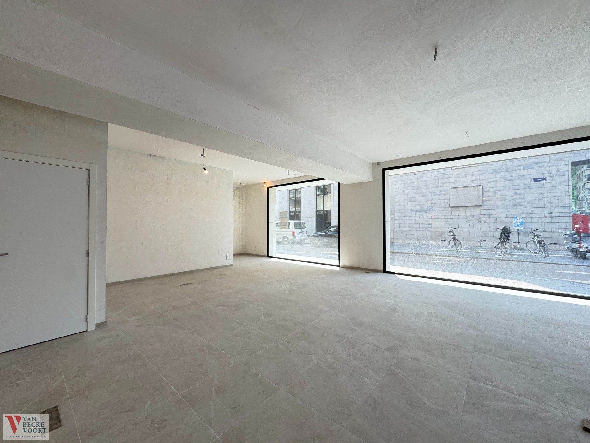 Handelsgelijkvloers 75m² in nieuwbouwresidentie foto 3