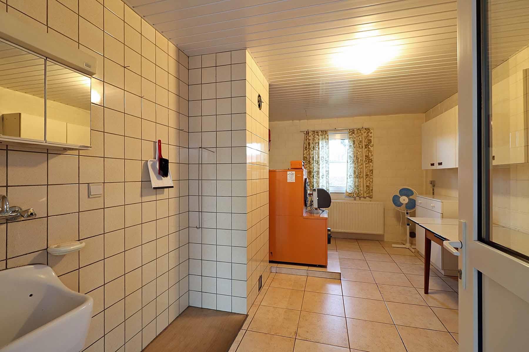 Ruime woning met 4 slpk. en garage in centrum Molenbeersel.  foto 18
