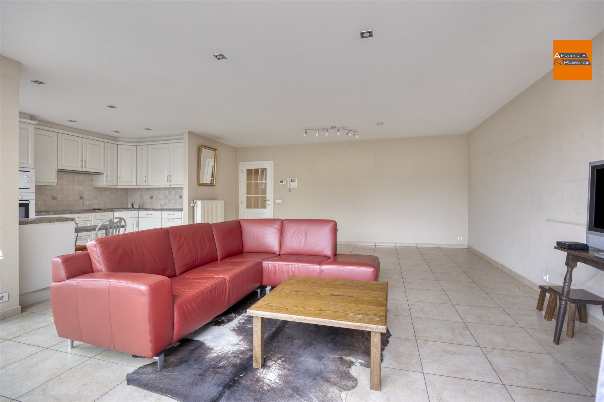 Gelijkvloers appartement met tuin en parking in het centrum van Meerbeek. foto {{pictureIndex}}